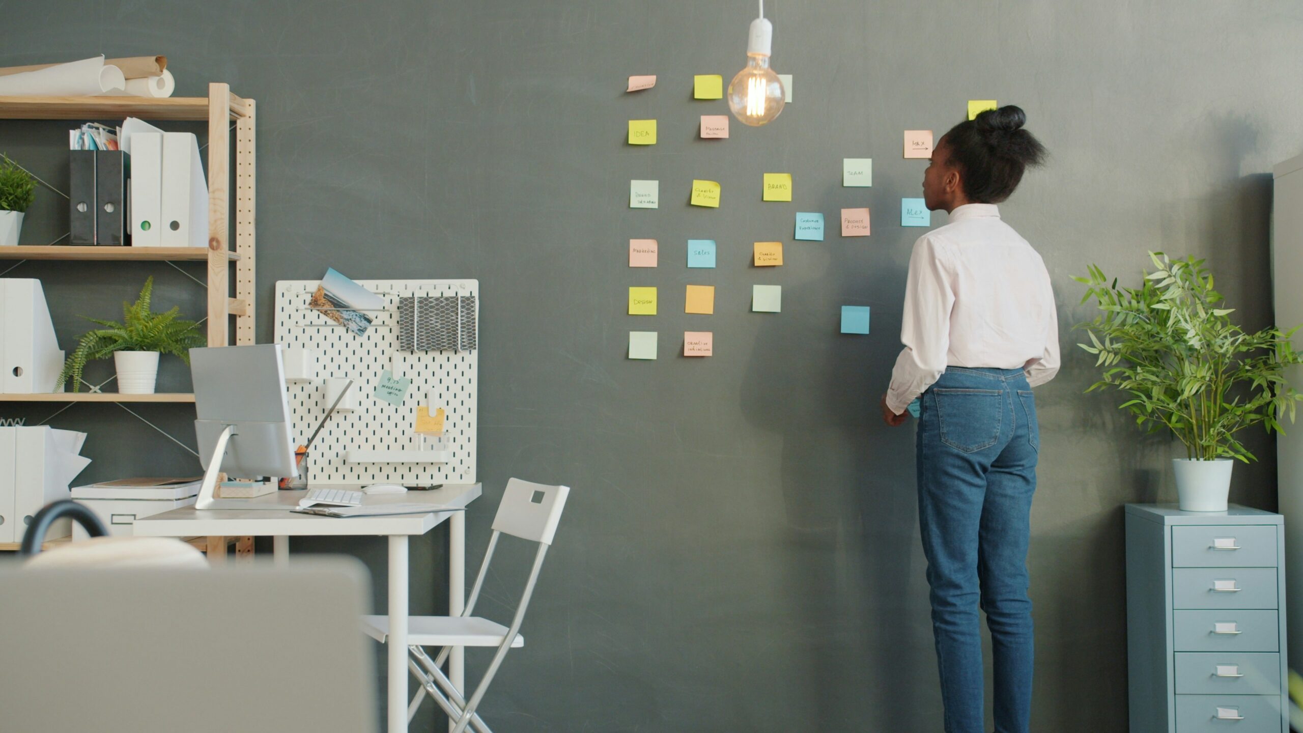 recruitment metrics lady in front of whiteboard notes