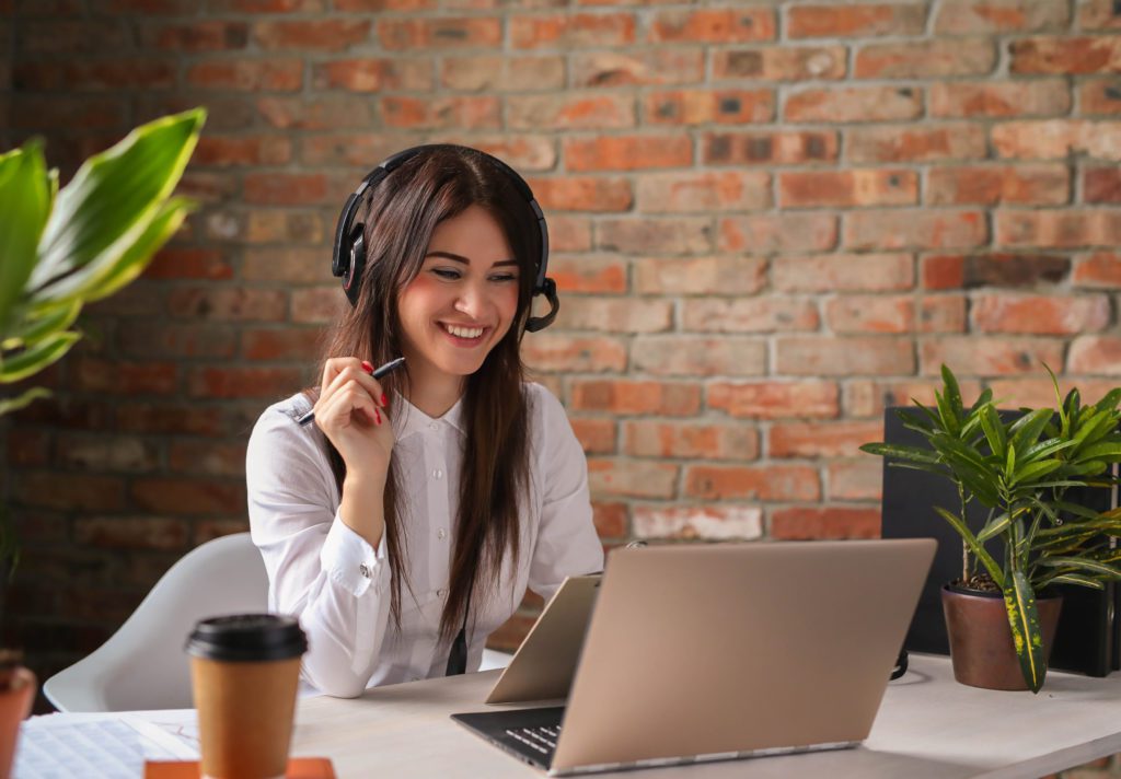 woman talking to customer online zoom summer sale that converts