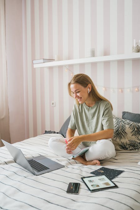 girl taking a class online - behavioral health degree online